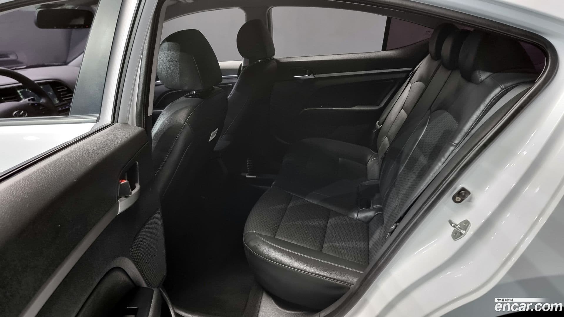 Main__Slider__Photo:AVANTE Hyundai 2019.1-12