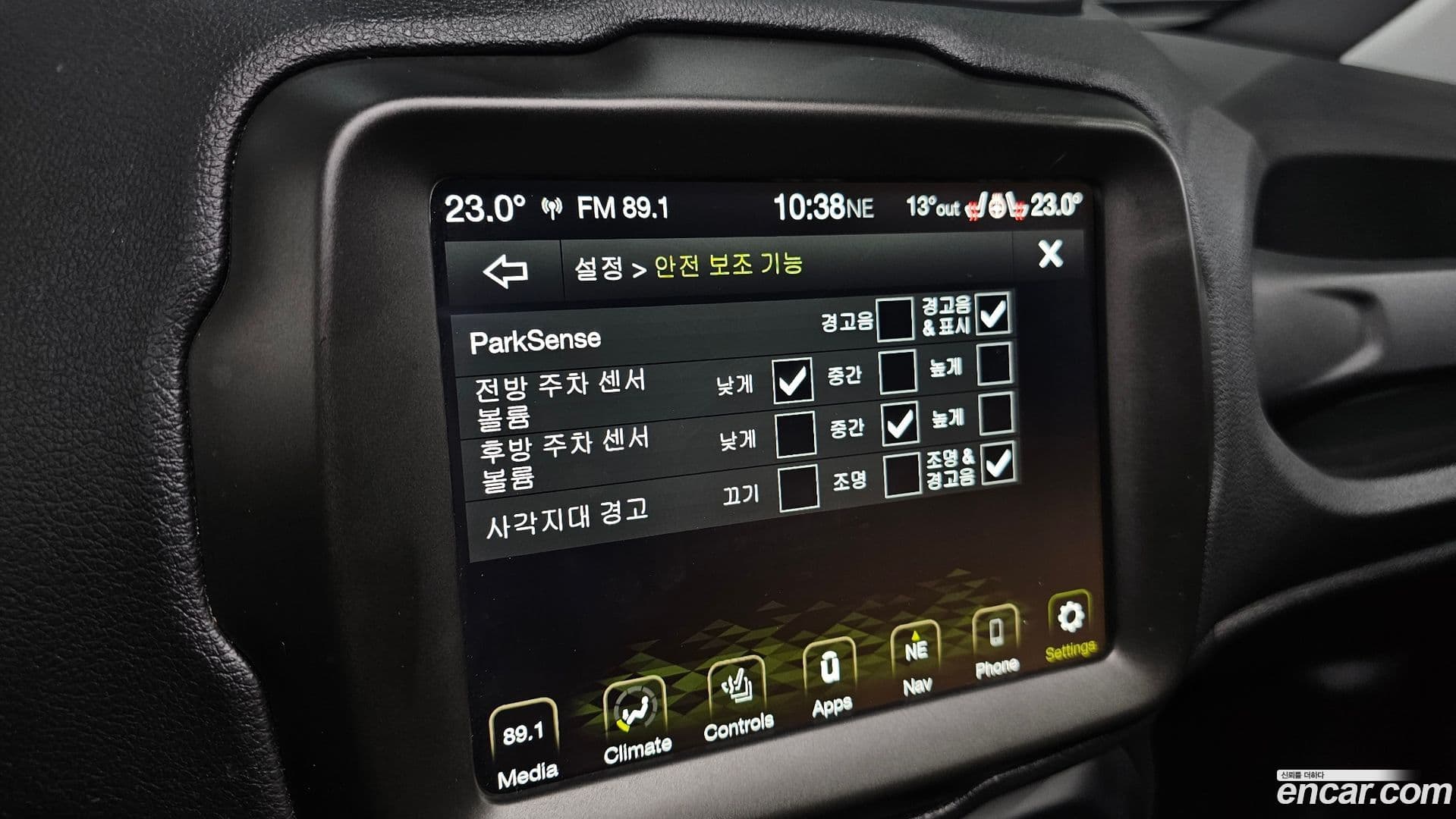 Main__Slider__Photo:Renegade Jeep 2021.11-17