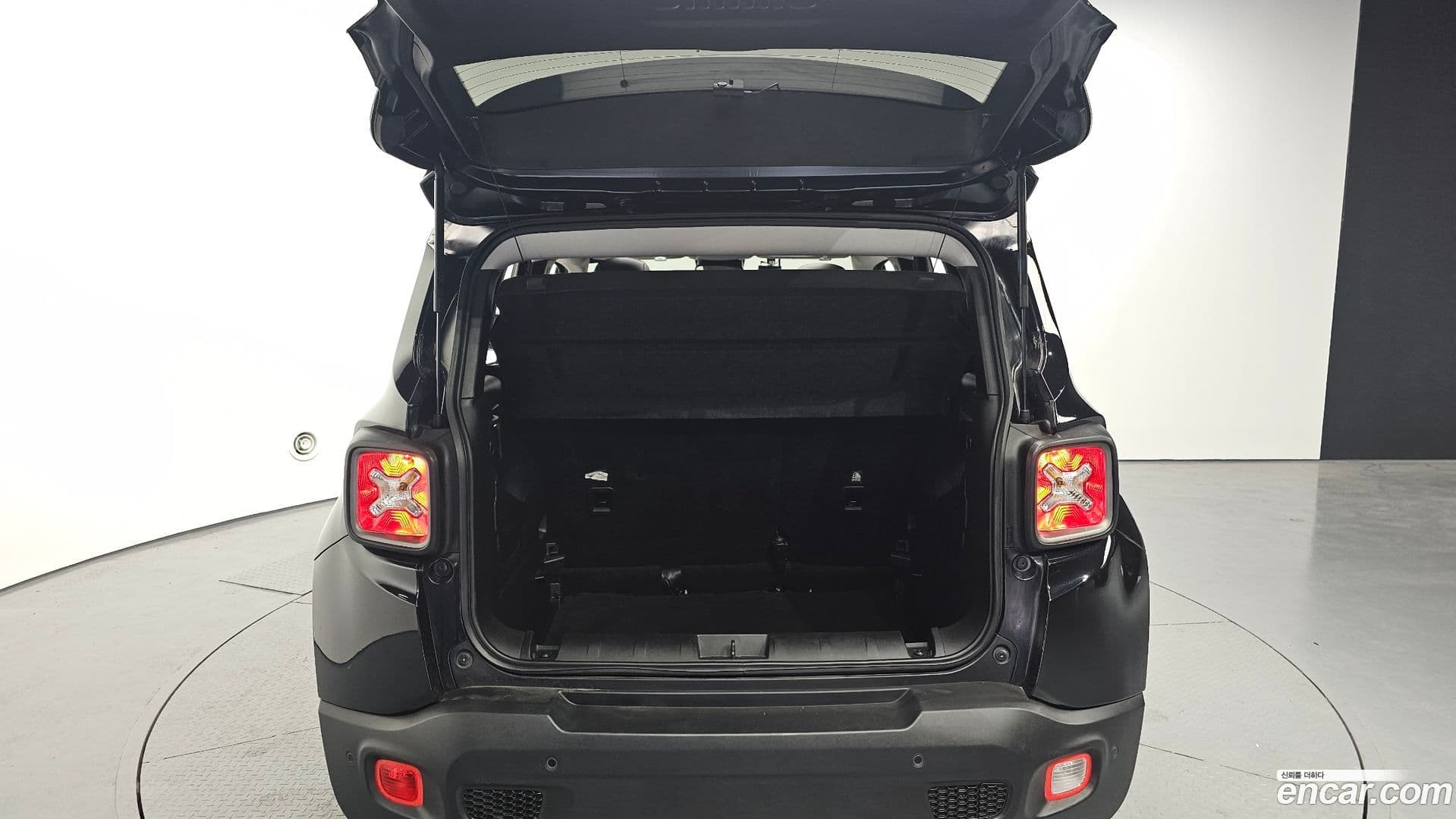 Main__Slider__Photo:Renegade Jeep 2021.11-19