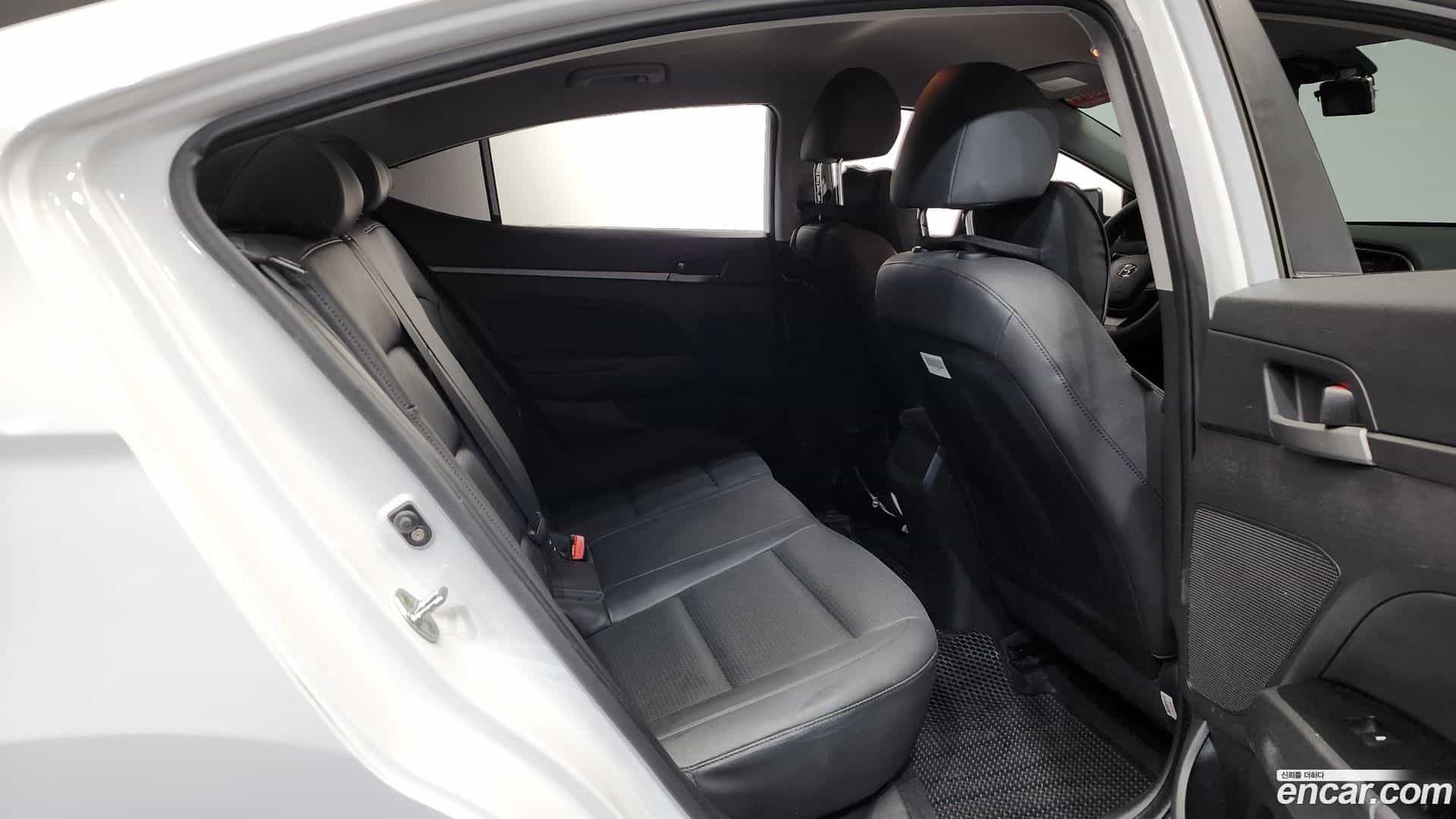 AVANTE Hyundai 2017.11-OPTION-016