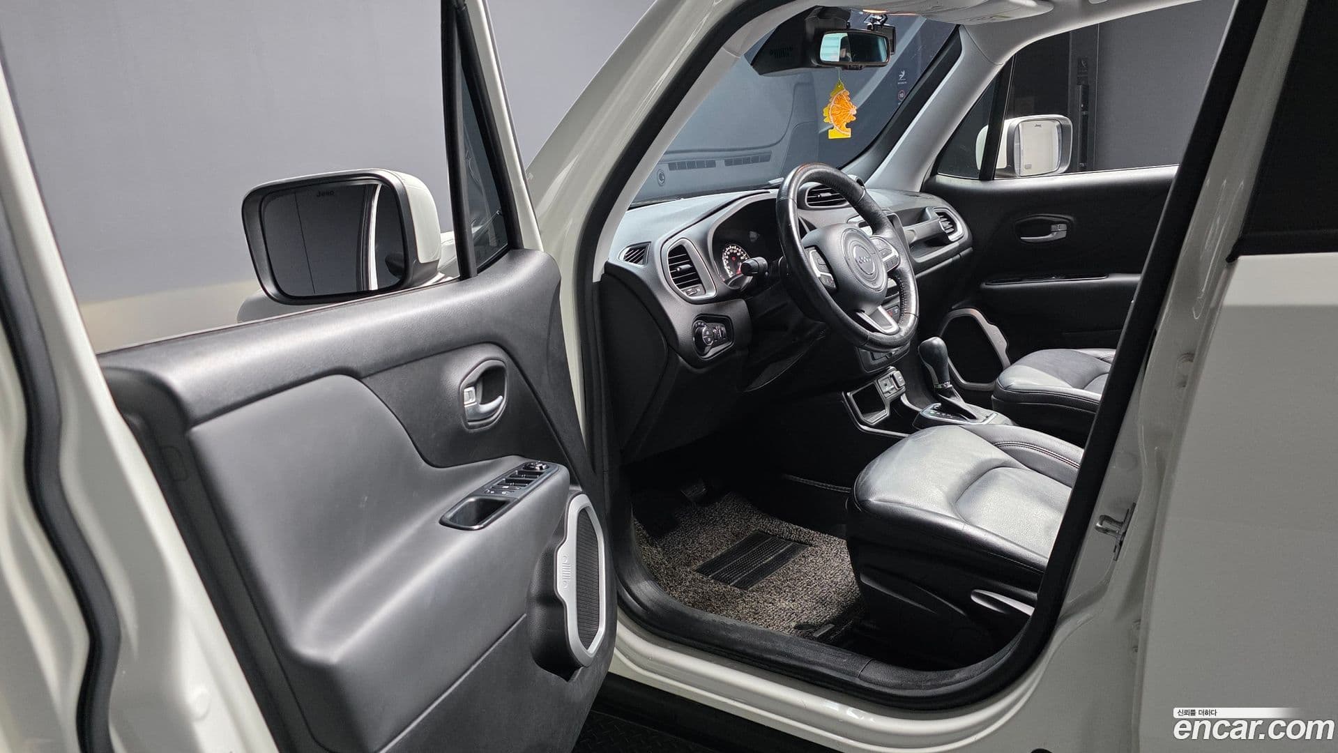 Main__Slider__Photo:Renegade Jeep 2018.6-9