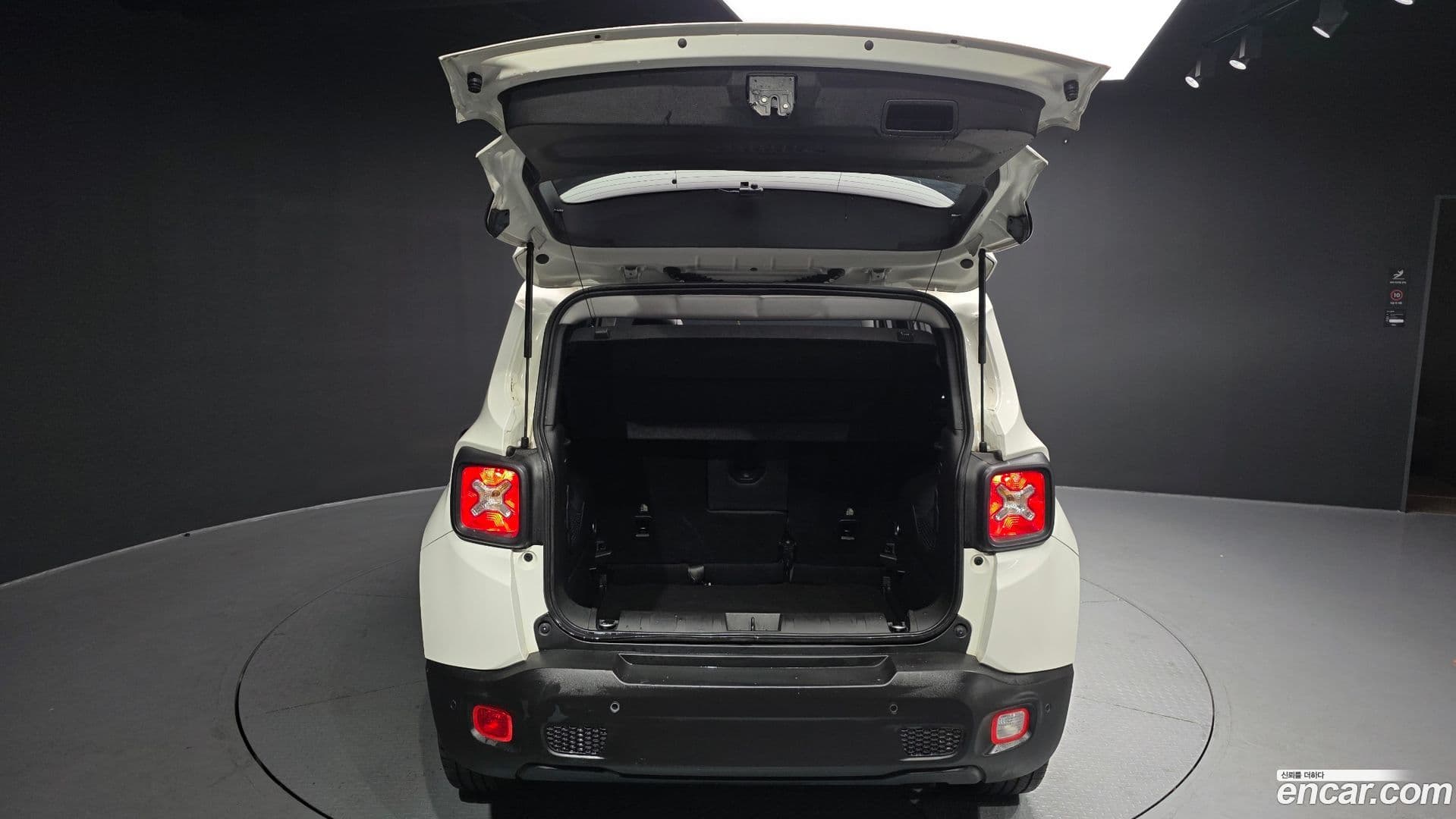 Main__Slider__Photo:Renegade Jeep 2018.6-19