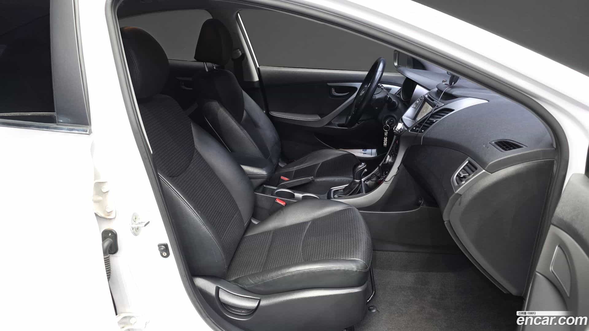 AVANTE Hyundai 2014.10-OPTION-015