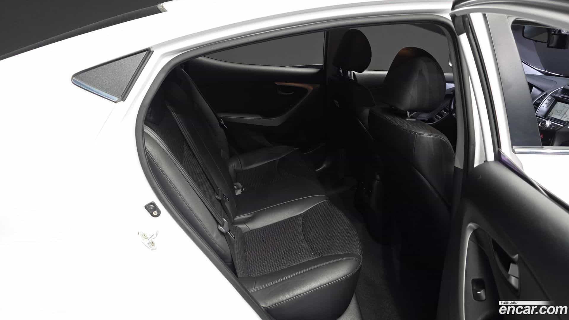 AVANTE Hyundai 2014.10-OPTION-016