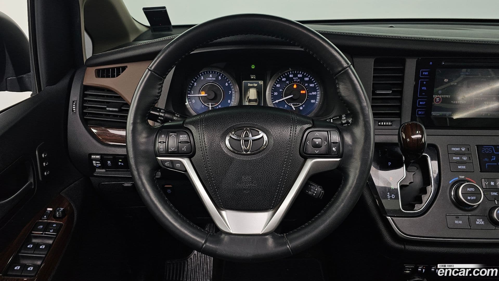 Main__Slider__Photo:Sienna Toyota 2015.6-12