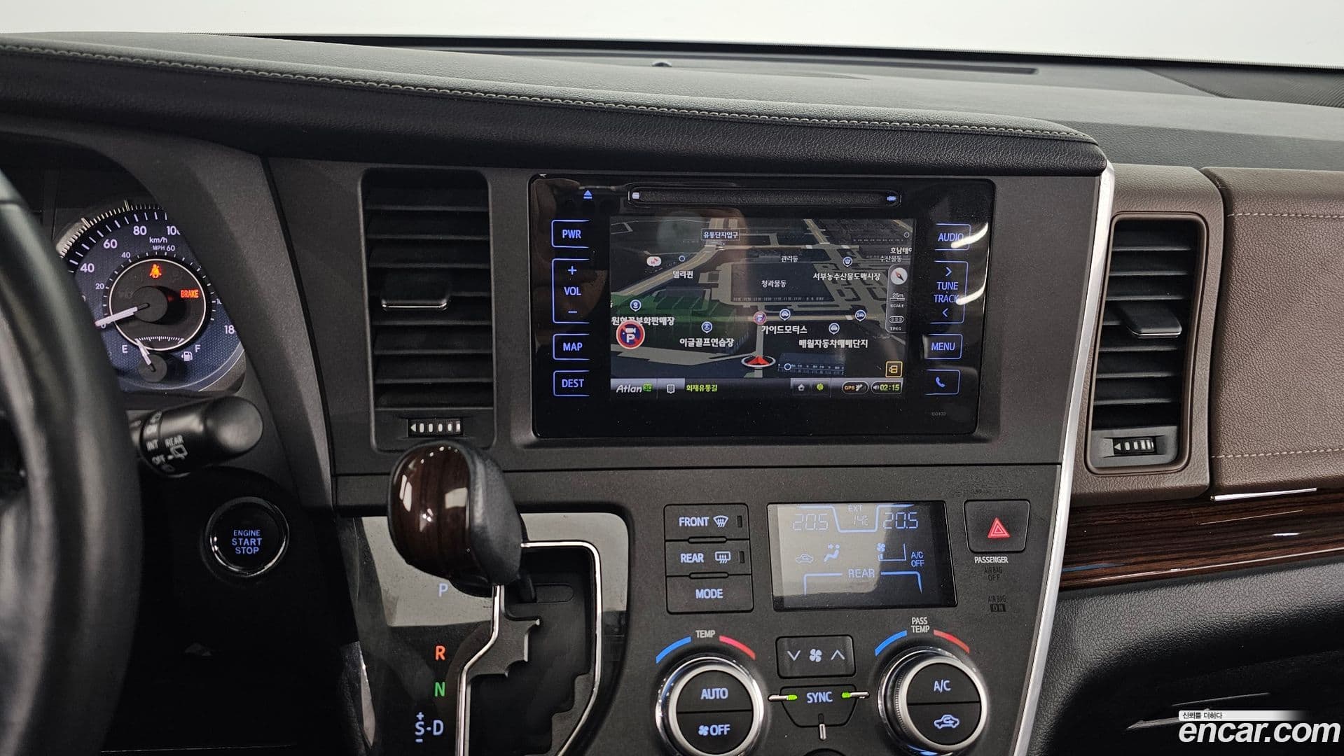 Main__Slider__Photo:Sienna Toyota 2015.6-13