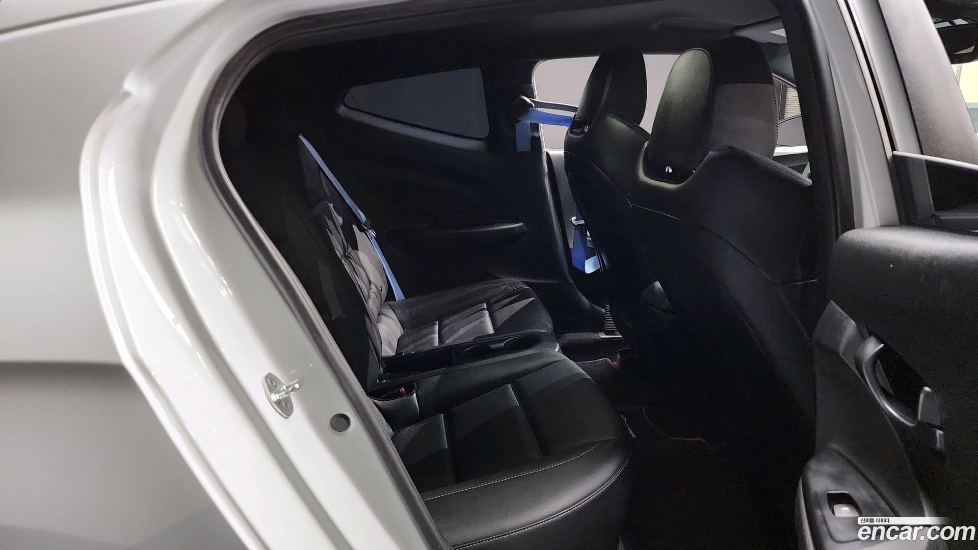 Main__Slider__Photo:Veloster Hyundai 2018.7-11