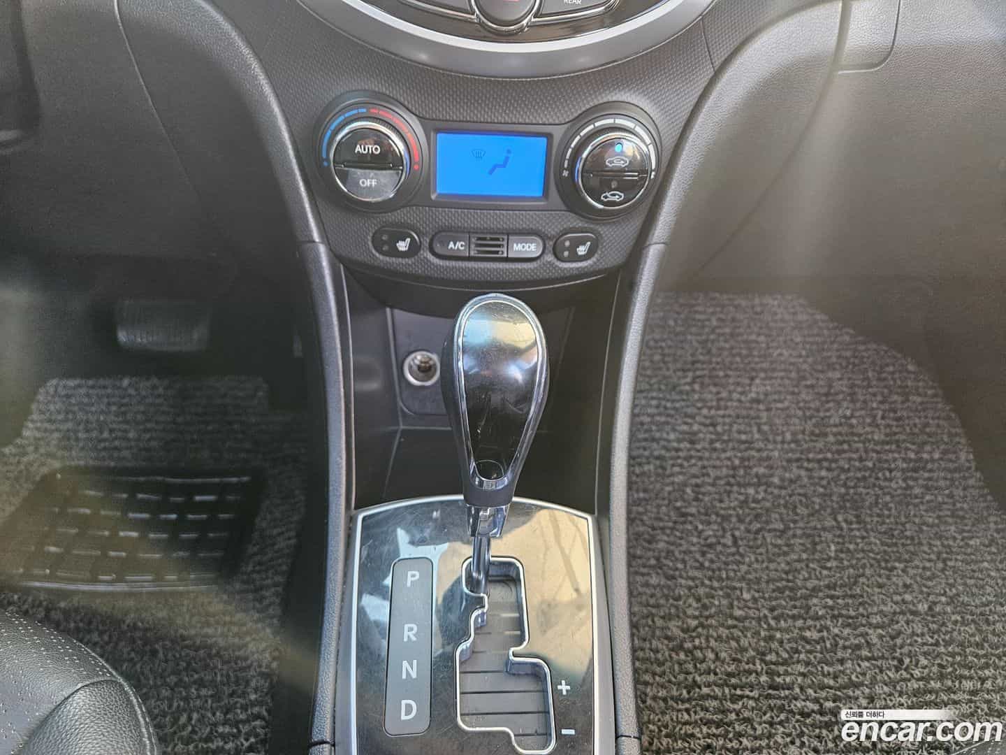 Accent Hyundai 2014.6-INNER-009